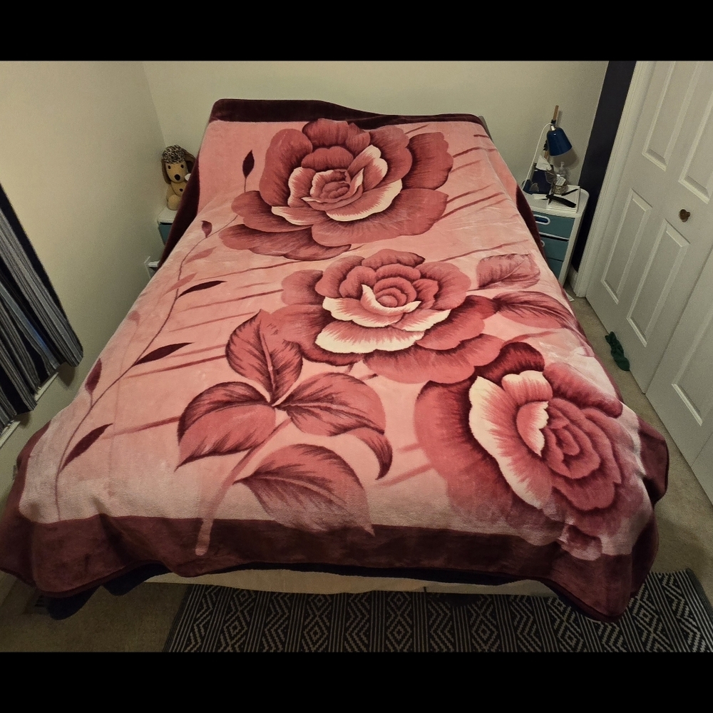 KOREAN Pink and Red Floral Blanket
